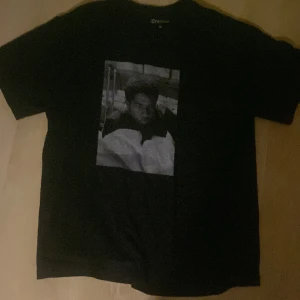 Svart t-shirt med tryck från OneWear - Säljer en svart t-shirt från OneWear i storlek M. Den har ett coolt tryck på framsidan i svartvitt.  Skit snygg tröja för stor för mig så knappt haft på mig den säljer den för 200kr kan sänka priset 