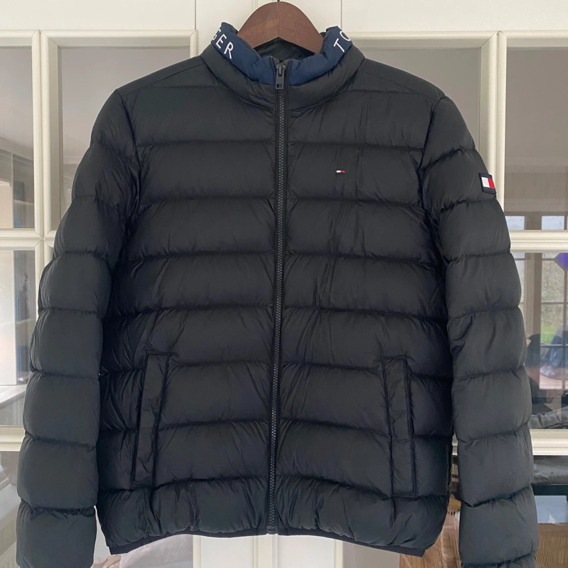 Svart pufferjacka från Tommy Hilfiger