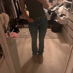 Blå jeans - Säljer ett par klassiska blå jeans i bra skick. De har en normal passform och är perfekta för vardagsbruk. Jeansen har en traditionell femficksdesign och stängs med dragkedja och knapp. Perfekta för både höst och vår!