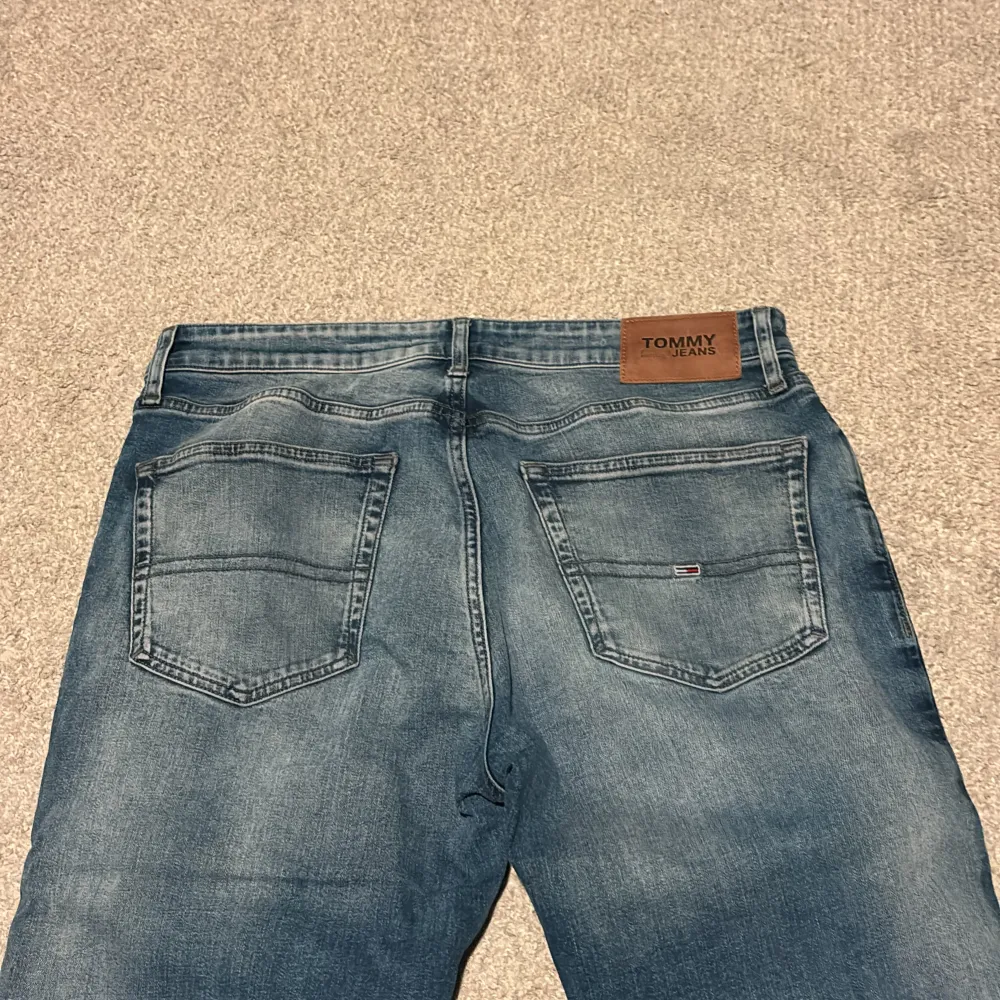 Säljer ett par snygga blå jeans från Tommy Jeans i fint skick. Storleken är 32/32. Pris kan diskuteras. Skulle säga att dem är ”regular fit”. . Jeans & Byxor.