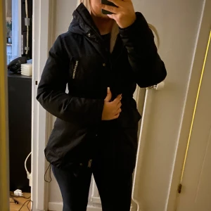 Peak performance jacka - Säljer en peak performance jacka då den aldrig kommit till användning, är i ett jättefint skick, går även att dra in i midjan och är i storlek xs, pris kan diskuteras, skriv om man vill ha fler bilder 💕