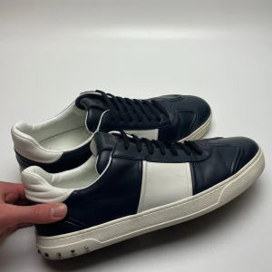 Valentino flycrew(helt nya) - Hej! Säljer nu dessa helt nya och eftertraktade valentino flycrew. Skorna är i nyskick 10/10. Bara skorna medföljer vid köp. Hör av dig vid frågor!