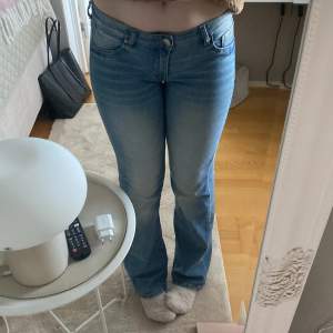 lågmidjade bootcut jeans ifrån H&M. passar bra på mig som har 32/34 i jeans o är 163 o de går till marken typ🩷