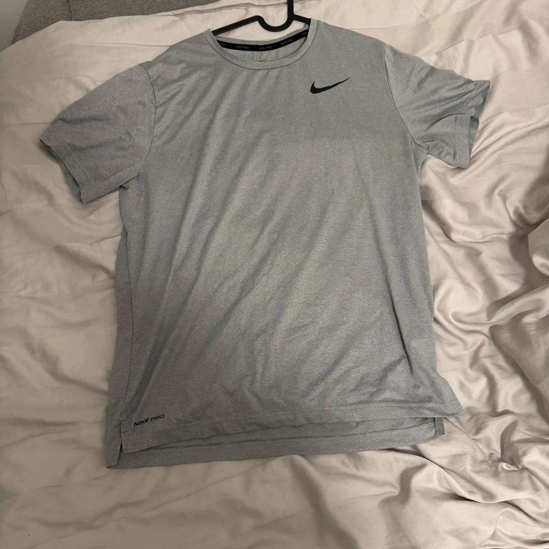 Två gråa Nike tröjor