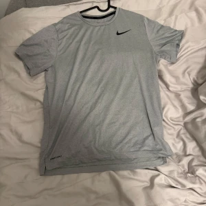 Två gråa Nike tröjor - Skriv om ni vill köpa båda eller bara en, ena är storlek m och den andra är L