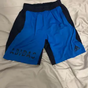 Sköna adidas shorts i storlek M