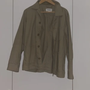 Beige jacka från Weekday - Säljer en stilren beige jacka från Weekday. Den har en avslappnad passform med knappar framtill och långa ärmar. Perfekt för vår och höst! 🧥