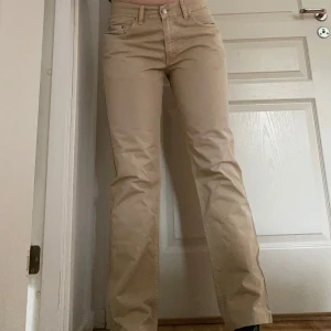 Beige jeans - Säljer ett par beige midwaist jeans med rak passform. Storlek W33 L34. Jag är 170 cm lång. 
