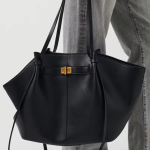 Ginatricot väska- Long strap pu bag  - Den är i använt skick men inget märkbart slitage. Skriv till mig för mer information och bilder. (Obs den är slutsåld på hemsidan) ⭐️