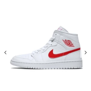 Air Jordan 1 Mid White University Red - Säljer minaAir Jordan 1 Mid White University Red i storlek 40. Använda men kan lätt piffas upp med en snabb rengöring❤️ 