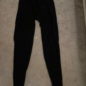 Ett par träningsbyxor  -  Säljer ett par svarta träningsbyxor har ingen lapp där jag kan se vart de är ifrån eller vilken storlek men jag skulle gissa att de är samma som mina gråa som jag säljer🫶🏻