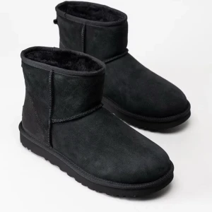 Uggs  - Säljer mina svarta uggs liknande skor från Zalando, bra skick inga synliga fläckar eller skador.