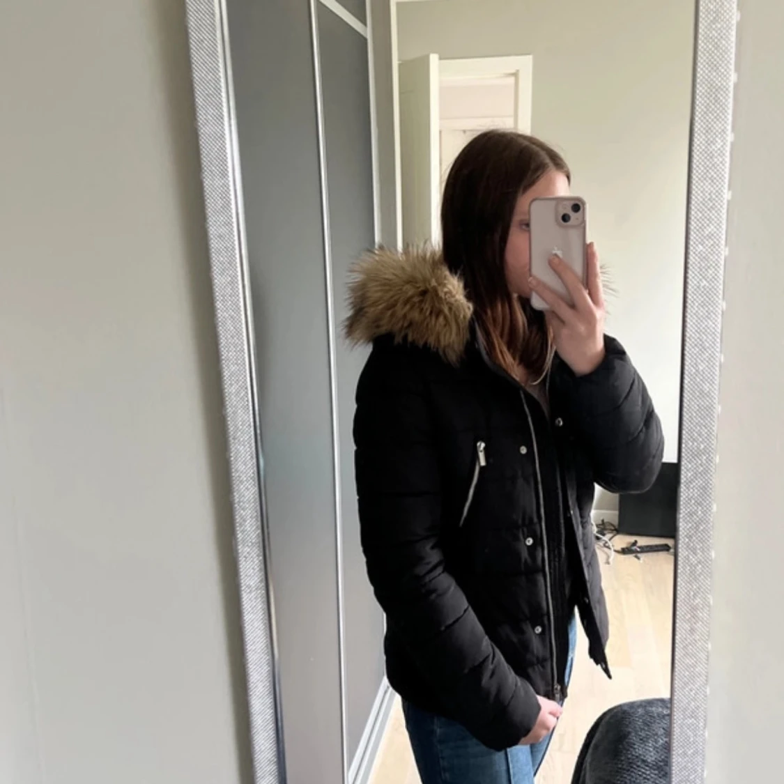 Svart vinterjacka med pälskrage - 90