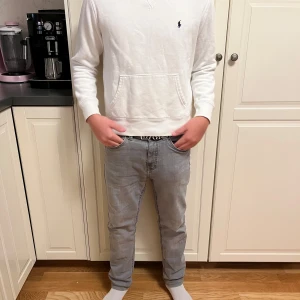 Vit hoodie från Ralph Lauren - Säljer en stilren vit hoodie från Ralph Lauren i mycket bra skick.  Storleken är 152 och så sitter den på mig som är 160.  Skriv om det finns frågor 