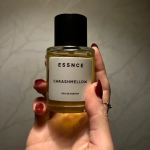 Carashmellow Eau de Parfum från Essnce - Säljer en flaska Carashmellow Eau de Parfum från Essnce. Anäny 2-3 gånger inte riktigt min stil av perfym  så jag säljer den vidare till någon som skulle uppskattat den mer! 