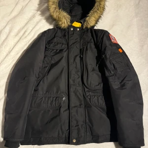 Parajumper Jacka - Säljer min gamla Parajumper jacka Storlek young Medium Päls medföljer Skick 8/10 Inga fel eller hål