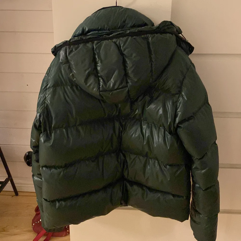 Säljer en snygg grön jacka från Moncler i mycket bra skick. Jackan är lite oversized och sitter som en moncler maja. Skriv till mig privat för mer frågor och information. Vid snabb affär kan vi diskutera priset😊. Jackor.