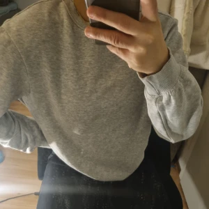 Sweatshirt  - Säljer min gråa Sweatshirt från H&M då den tyvärr inte kommit till användning. 💕  Använd ett fåtal gånger Säljes: 100kr Frakt ingår ej