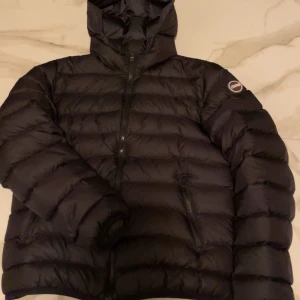 Colmar Jacka - Säljer nu min fina colmar jacka i storlek XS. Den är hel och fin. Sista bilden är på baksidan, hör av dig om du vill ha fler bilder. Säljer jackan för 1200kr inklusive frakt som du står för. 