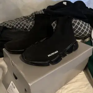 Säljer ett par svarta Balenciaga sneakers i mycket bra skick. De har en strumpliknande passform och är superbekväma. Perfekta för både vardag och fest! Kommer i originalkartong och kvitto