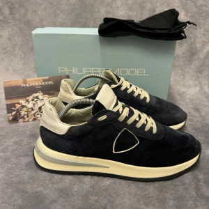 PHILIPPE MODEL TRPZ  - - Philippemodel TRPZ - Skick: 7,5/10 - Tillbehör: enbart skorna - Storlek 42, passar mer 43 - Nypris ca 3700kr // Deluxecloset