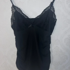 Svart linne med spets  - Gulligt svart linne med spets, stretchig med scrunch på sidan🥰