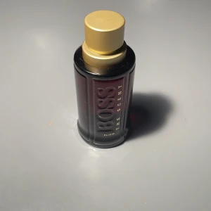 BOSS The Scent Elixir Parfum Intense - Säljer en flaska BOSS The Scent Elixir Parfum Intense. Flaskan är elegant med en mörk design och guldfärgad kork. Perfekt för den som vill ha en intensiv och sofistikerad doft. Kommer i originalförpackning. Passar både till vardags och speciella tillfällen. Endast testssprayad ord pris 1350