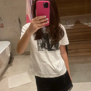 Zara T-shirt med tryck - Så cool zara tshirt med tryck, köpt 2022 så går ej att köpa längre🥰 jättebra skick!!