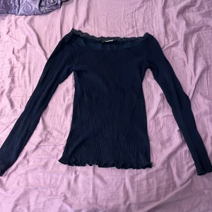 Off shoulder tröja - Säljer min jätte söta mörkblåa ribbade off shoulder tröja i ett jätte bra skick🥰säljer då den inte är min stil längre!