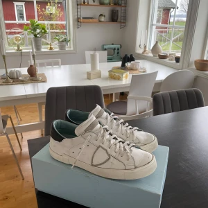 Phillipe model  - Phillipe model i storlek 41, skorna är i mycket fint skick och går att matcha med allt. Dom har inga skador förutom ett minimalt hål i bak på sulan som varken syns eller märks. 