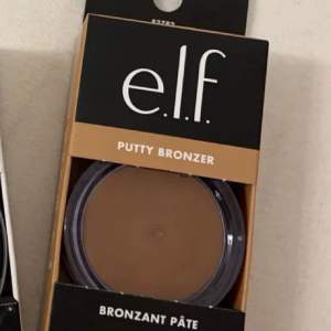 Säljer en e.l.f. Putty Bronzer som ger en naturlig solkysst look. Den krämiga formulan är lätt att blanda ut och ger en mjuk finish. Perfekt för att skulptera och definiera ansiktet. Kommer i en praktisk förpackning.