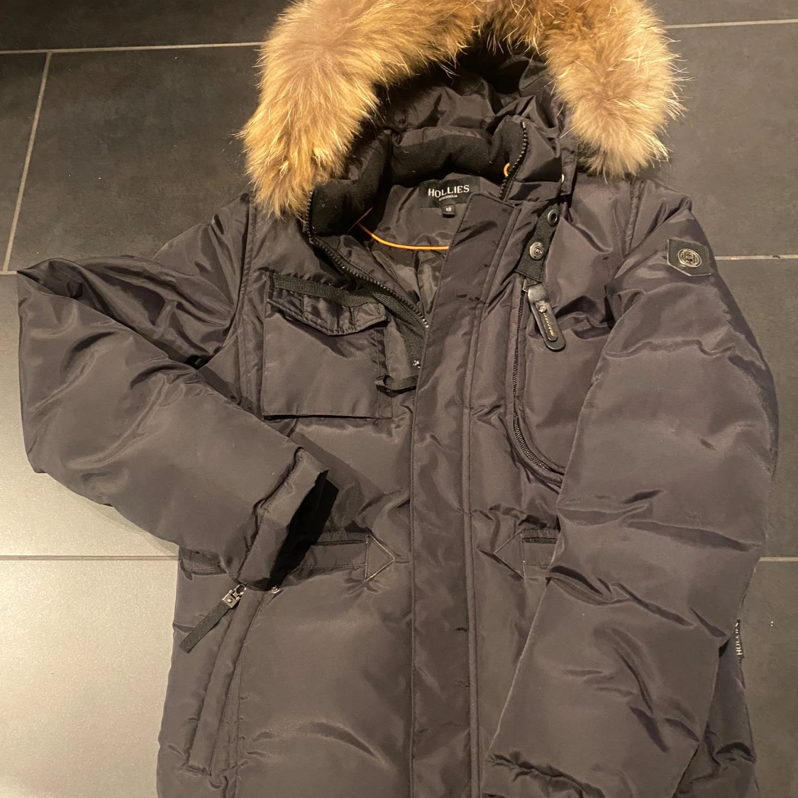 Svart dunjacka med pälsdetalj från Hollies