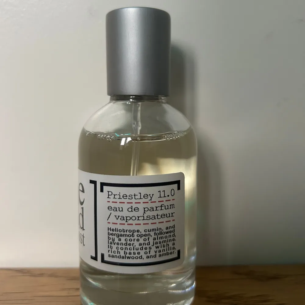 Säljer en flaska Priestley 11.0 eau de parfum från One Bold Chemist. Doften öppnar med heliotrop, kummin och bergamott, följt av en hjärtnot av jasmin, lavendel och vanilj. Basen är rik med sandelträ och ambra. Flaskan är stilren med en silverfärgad kork. 48ml kvar ca. Parfym.