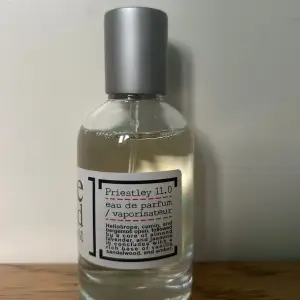 Säljer en flaska Priestley 11.0 eau de parfum från One Bold Chemist. Doften öppnar med heliotrop, kummin och bergamott, följt av en hjärtnot av jasmin, lavendel och vanilj. Basen är rik med sandelträ och ambra. Flaskan är stilren med en silverfärgad kork. 48ml kvar ca