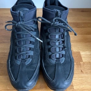 Nike Air Max 95 Sneakerboot  - Nike Air Max 95 Sneakerboot i storlek 43. Utgången modell. Perfekt för vintern. Både snörning och dragkedja. Vattenavvisande. Mycket bra skick. Djur- o rökfritt hem. 