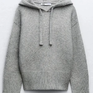 Grå hoodie från Zara - En grå stickad hoodie från Zara som inte kommer till användning❤️