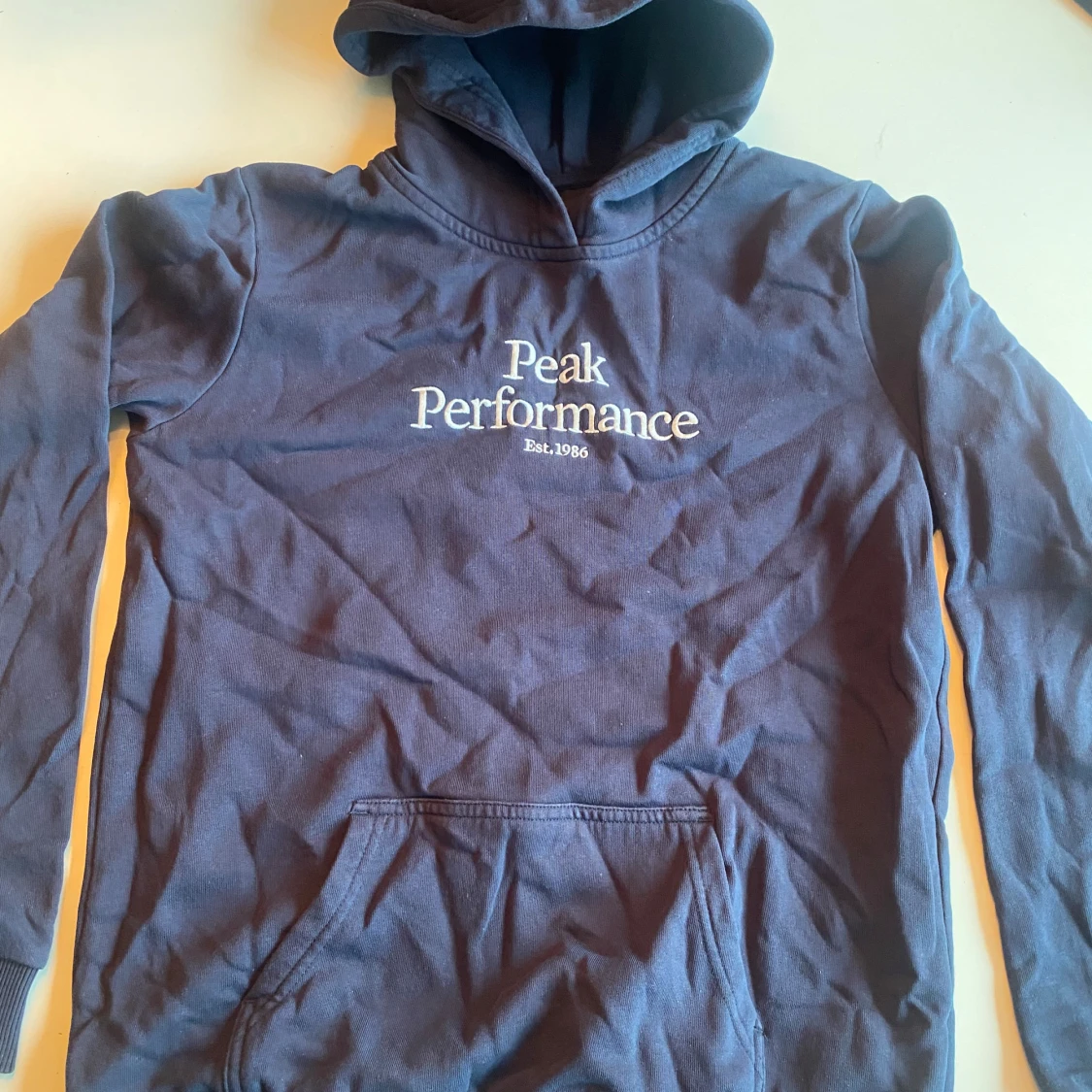 Mörkblå hoodie från Peak Performance