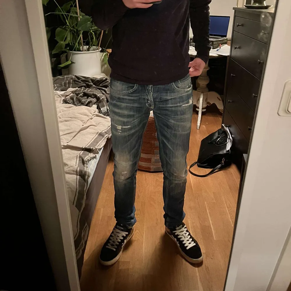 Säljer ett par snygga svarta sneakers från Premiata i mycket bra skick. De har vita detaljer och snörning, vilket ger dem en stilren look. Perfekta för både vardag och fest! Skostorlek 41.. Skor.