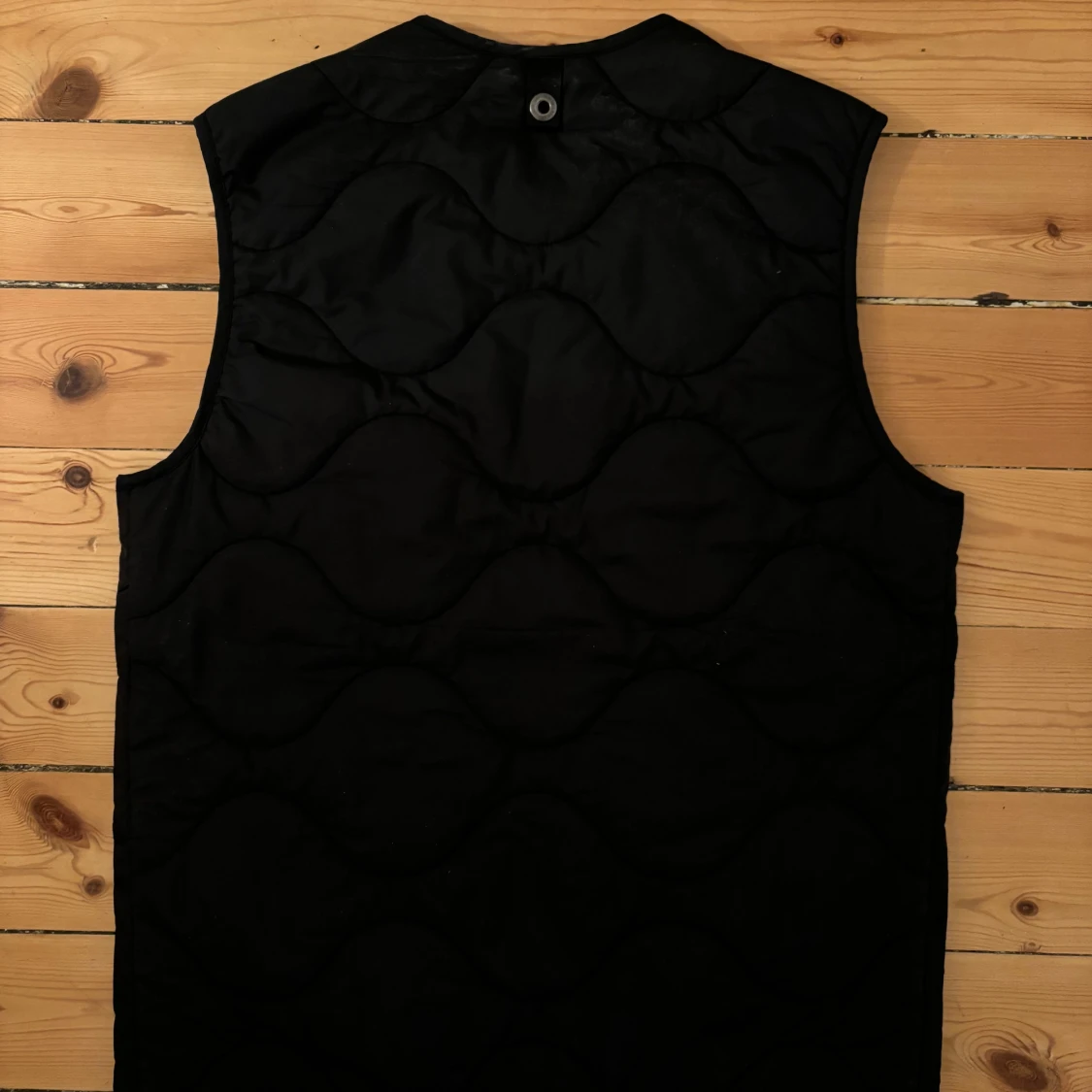 Svart quiltad väst från Arket - 91