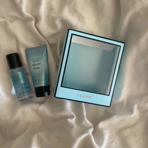 Victoria's Secret Aqua Kiss set - Säljer ett fräscht set från Victoria's Secret med doften Aqua Kiss. Säljer pgr av att det inte riktigt var min doft, dom är endast testade alltså som nya. Innehåller en Fragrance Mist och en Fragrance Lotion, båda i en snygg blå förpackning. Flaskan är 75 ml och lotionen är 275 ml. Kommer i en fin presentförpackning.skriv innnan ni köper!🩵🩵