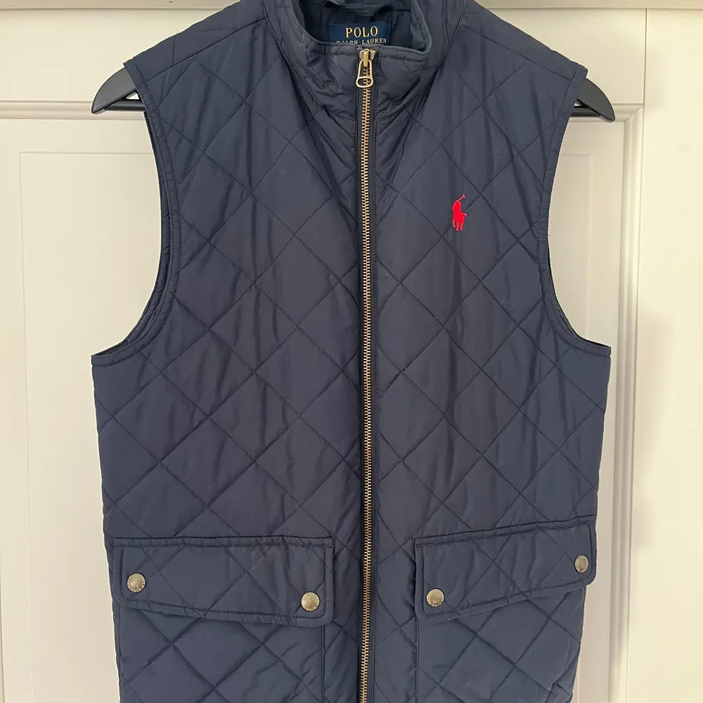 Mörkblå väst från Ralph Lauren. Kids size 12-14 typ som en XS, perfekt för någon liten grisch-unge. . Jackor.