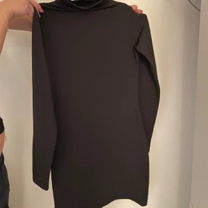 Svart långärmad polo klänning - Svart långärmad polo klänning i varmt material, nyskick & endast testad.