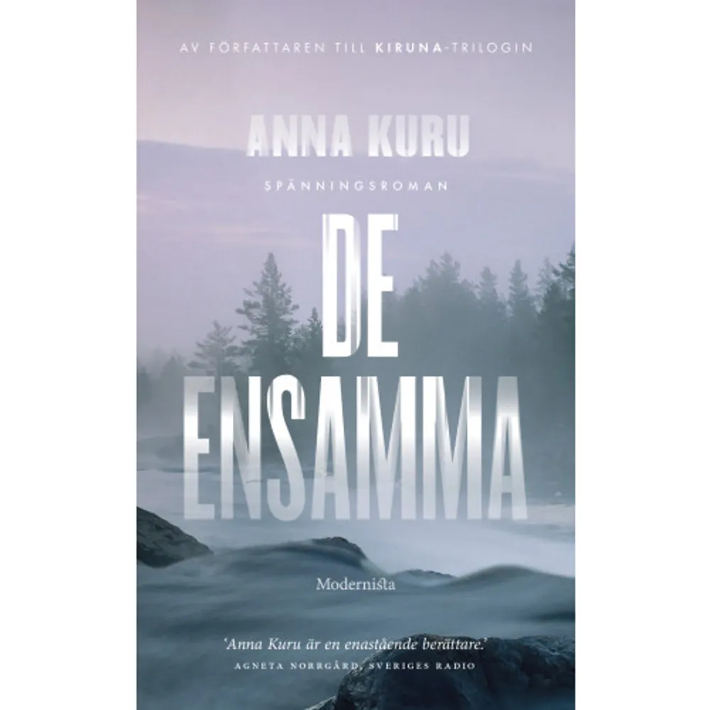 Ny fristående deckare efter den hyllade Kiruna-trilogin »Anna Kuru är en enastående berättare som skapar fascinerande intriger och levande karaktärer.« Agneta Norrgård, Sveriges Radio »En av årets bästa deckare.« Bella Stenberg, Borås Tidning»Norrländsk noir av finaste märke.« Per-Axel Svensson, Smålandsposten »En kort och intensiv psykologisk thriller. Ännu mer levande och en ännu starkare läsupplevelse än Kiruna-trilogin.« Deckarlogg Kiruna, 1975. Efter vårens våldsamma islossning har sommaren kommit, varmare än på många år. Utanför gruvstaden ligger ett ensamt hus längs en lång grusväg. Där bor Carina. Hon är fortfarande tonåring, men med pappan som arbetar hela dagarna och mamman som sjunker allt djupare in i sin sjukdom blir det hon som får ta hand om lillasystern. Ansvaret för familjen vilar på hennes axlar, men Carina vill bara bort därifrån, särskilt efter det som hänt. På midsommaraftonen tar familjen båten ut på älven för att njuta av midnattssol och harrfiske, precis som de brukar. Men när natten övergår i dag har allt oåterkalleligt förändrats. ANNA KURU är en svensk deckarförfattare, född och bosatt i Kiruna. De ensamma är hennes första fristående spänningsroman efter den hyllade Kiruna-trilogin.»En storartad roman.« Norrländska Socialdemokraten»I storslagna miljöbeskrivningar av det norrländska landskapet utspelas ett starkt familjedrama.« Fröken Millas känsla för böcker »Miljöerna och personerna skildras vackert och vemodigt. Det känns som man är på plats i Kiruna.« Helenas deckartips Format Pocket Omfång 175 sidor Språk Svenska Förlag Modernista Utgivningsdatum 2023-09-08 ISBN 9789180639125 . Böcker.