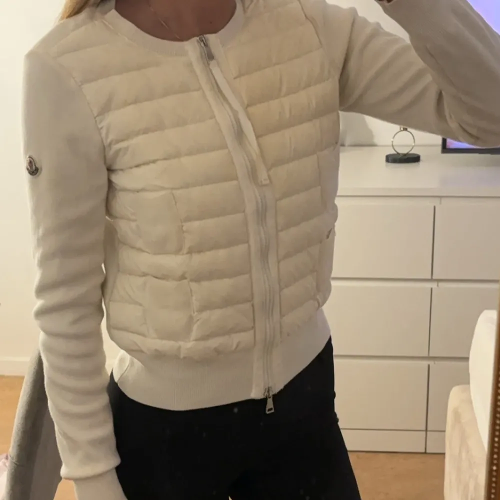 Säljer en superfin vit quiltad jacka från Moncler. Den har en dragkedja framtill och långa ärmar. Perfekt för höst och vår när du vill hålla stilen men ändå vara varm. Jackan är i mycket bra skick och passar till både vardag och fest. 🧥✨vid snabb affär kan gå ner i pris!. Jackor.