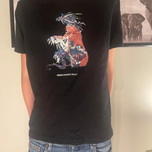 T-shirt - Vi säljer nu denna snygga t-shirt från uniqlo för endast 275 kr i storlek M ❤️🍾👑