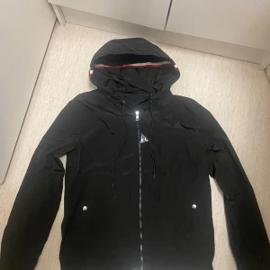 Moncler Windbreaker - Säljer denna heta jackan för att den inte passar mig längre. Den är använd i gott skick därför säljs den billigt. Scan fungerar. 