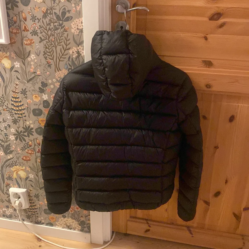 Säljer en snygg svart pufferjacka från Colmar i mycket bra skick. Säljer pga att den har blivit för liten för mig! Sitter som en XS. Pris kan diskuteras🤗Vid frågor eller andra bilder tveka inte för att höra av dig!. Takit.