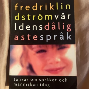 Världens dåligaste språk - Boken 'Världens dåligaste språk' av Fredrik Lindström handlar om språkets roll i dagens samhälle. Den utforskar hur vi använder språket och varför vissa tycker att svenskan är fattig. Med humor och insikt ger Lindström en inspirerande analys av språkets utveckling.