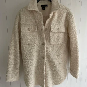 Skjortjacka i fint skick! - Fin skjortjacka i fint skick från Lindex, oversize modell.