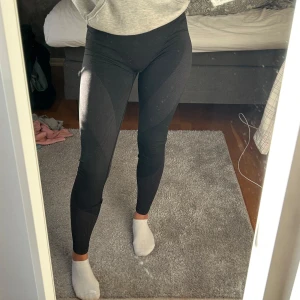Svarta Träningstights - Svarta träningstights i storlek S från Lager 157. Köpta för 150 kr💕
